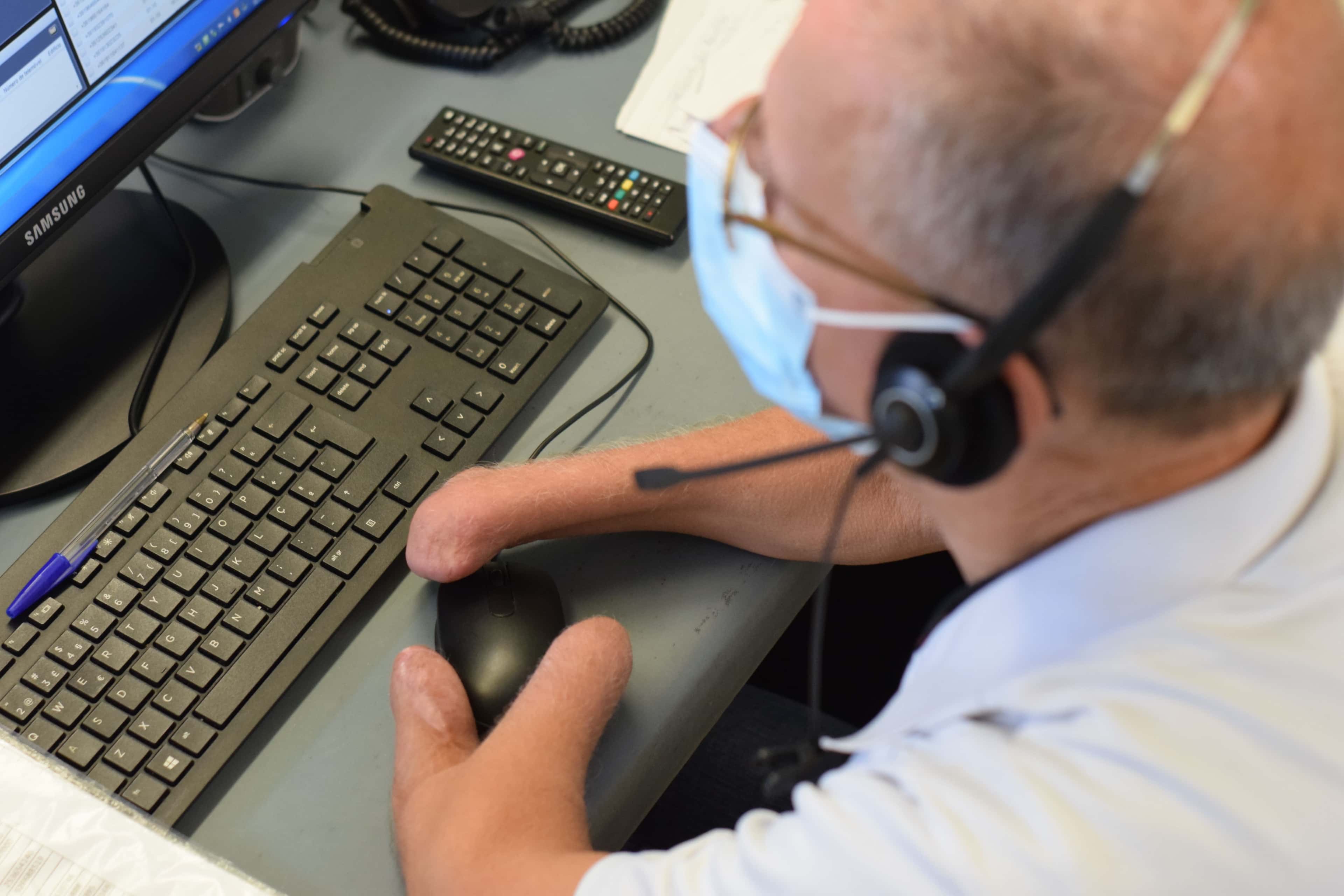 User operating an adaptive mouse during a digital accessibility test