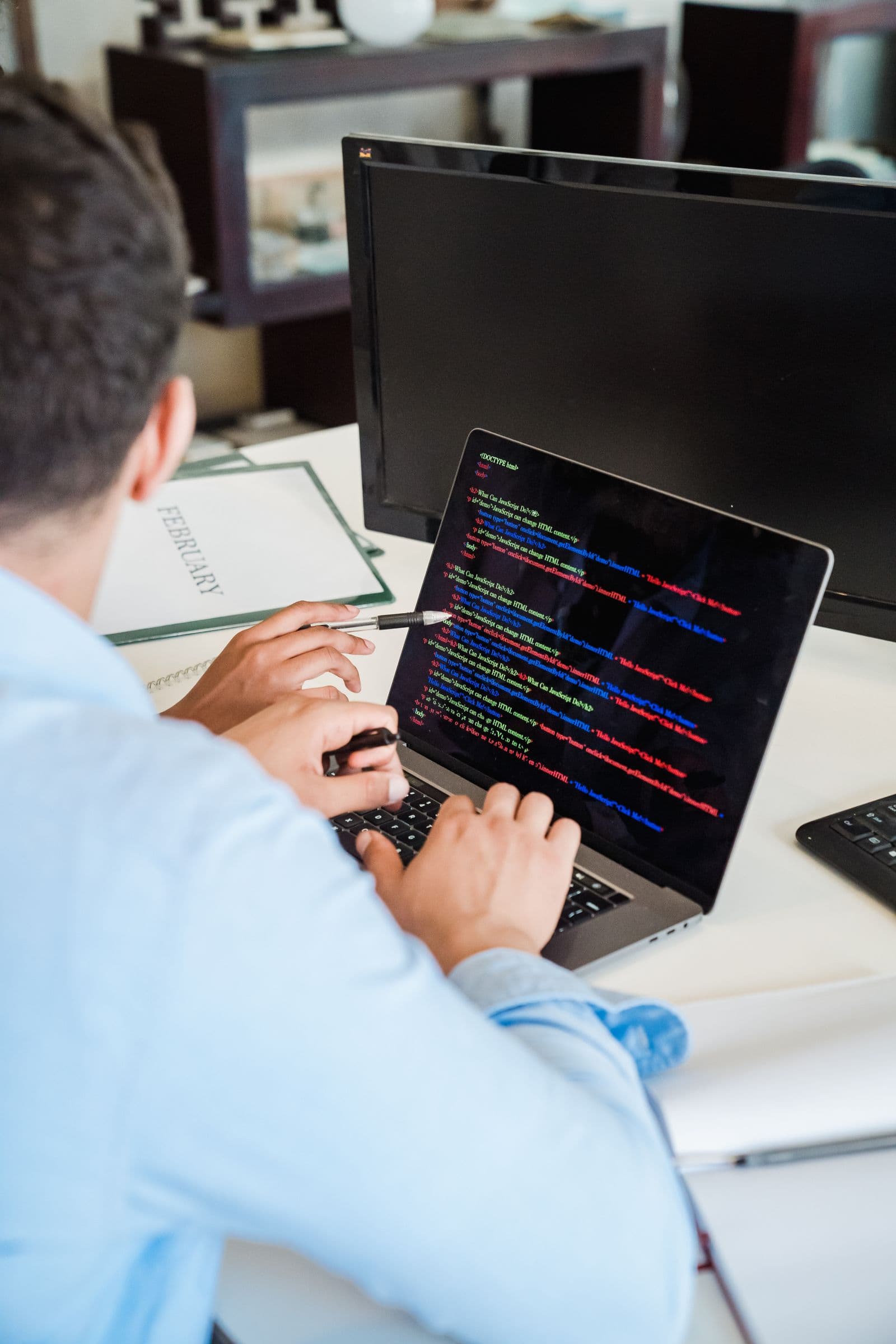 Arab businesswoman using a phone and laptop to choose a Gulf app development company
