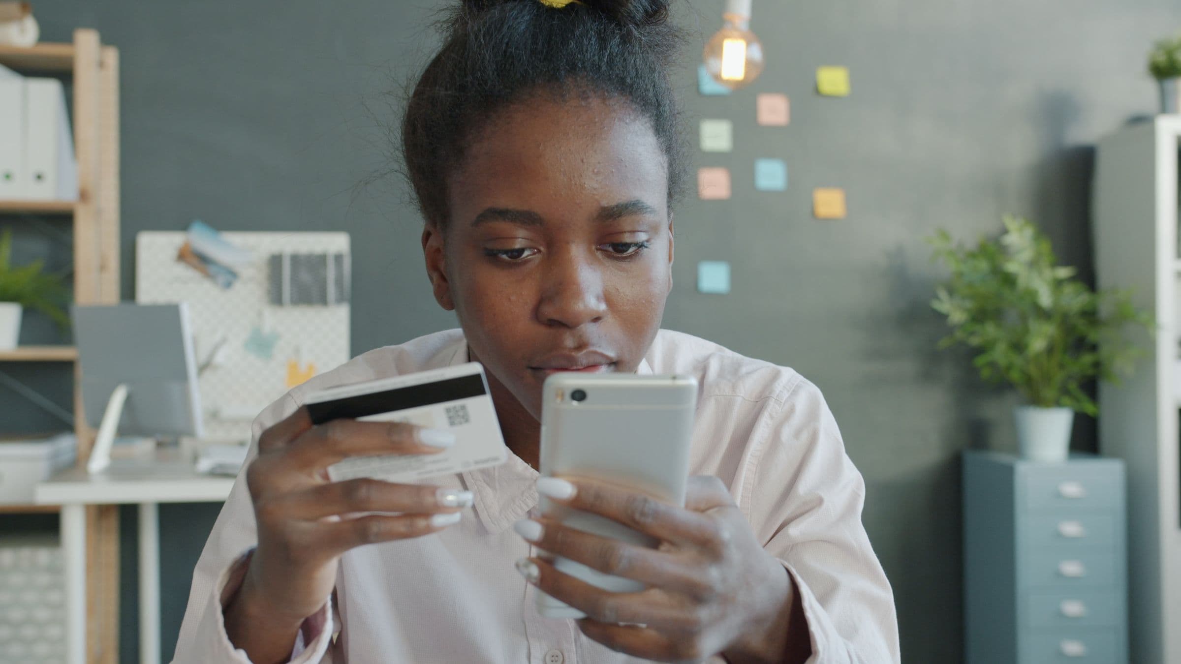 Customer paying an Oman online store with a card and smartphone