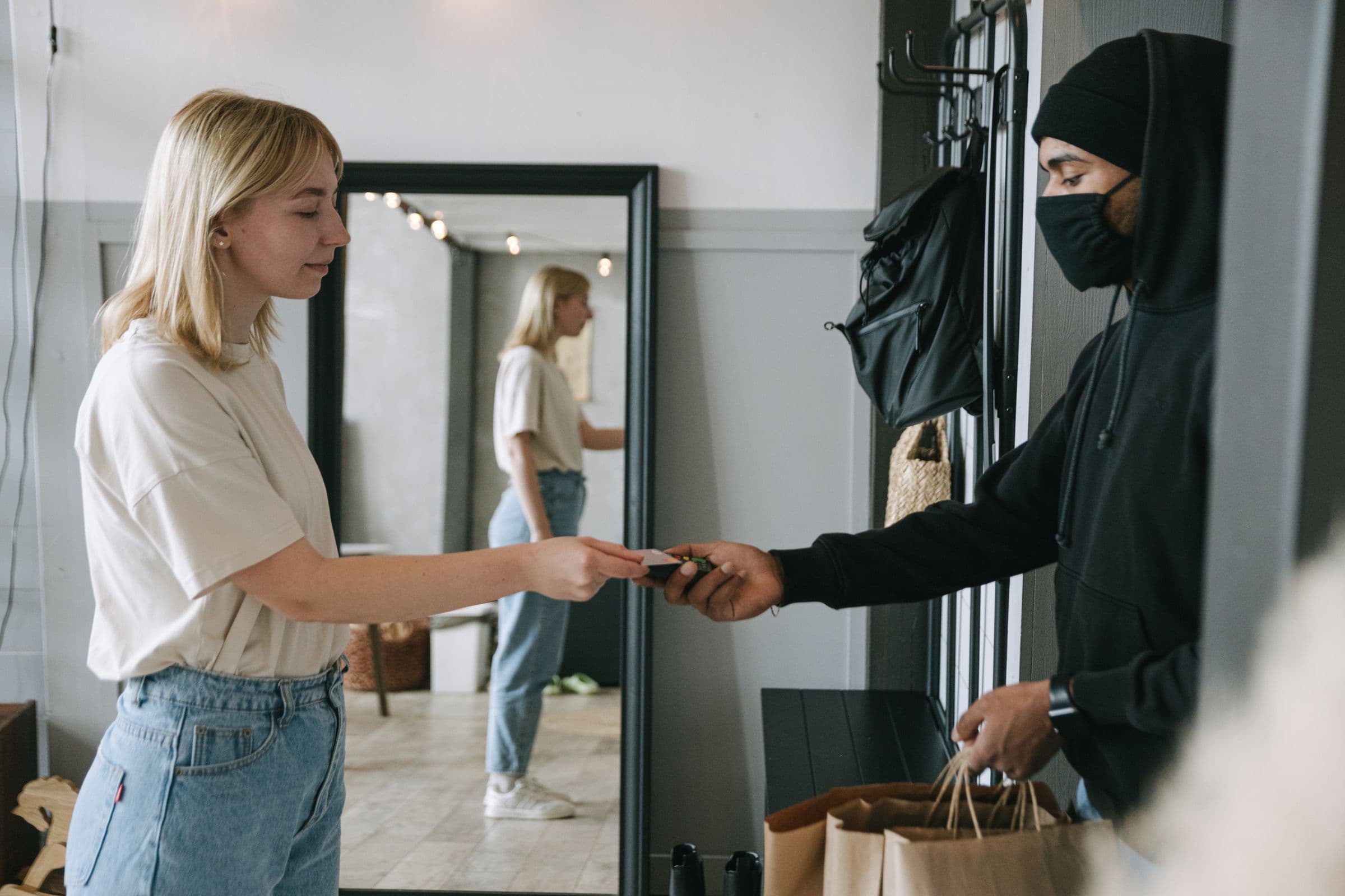 Customer paying when receiving an ecommerce delivery
