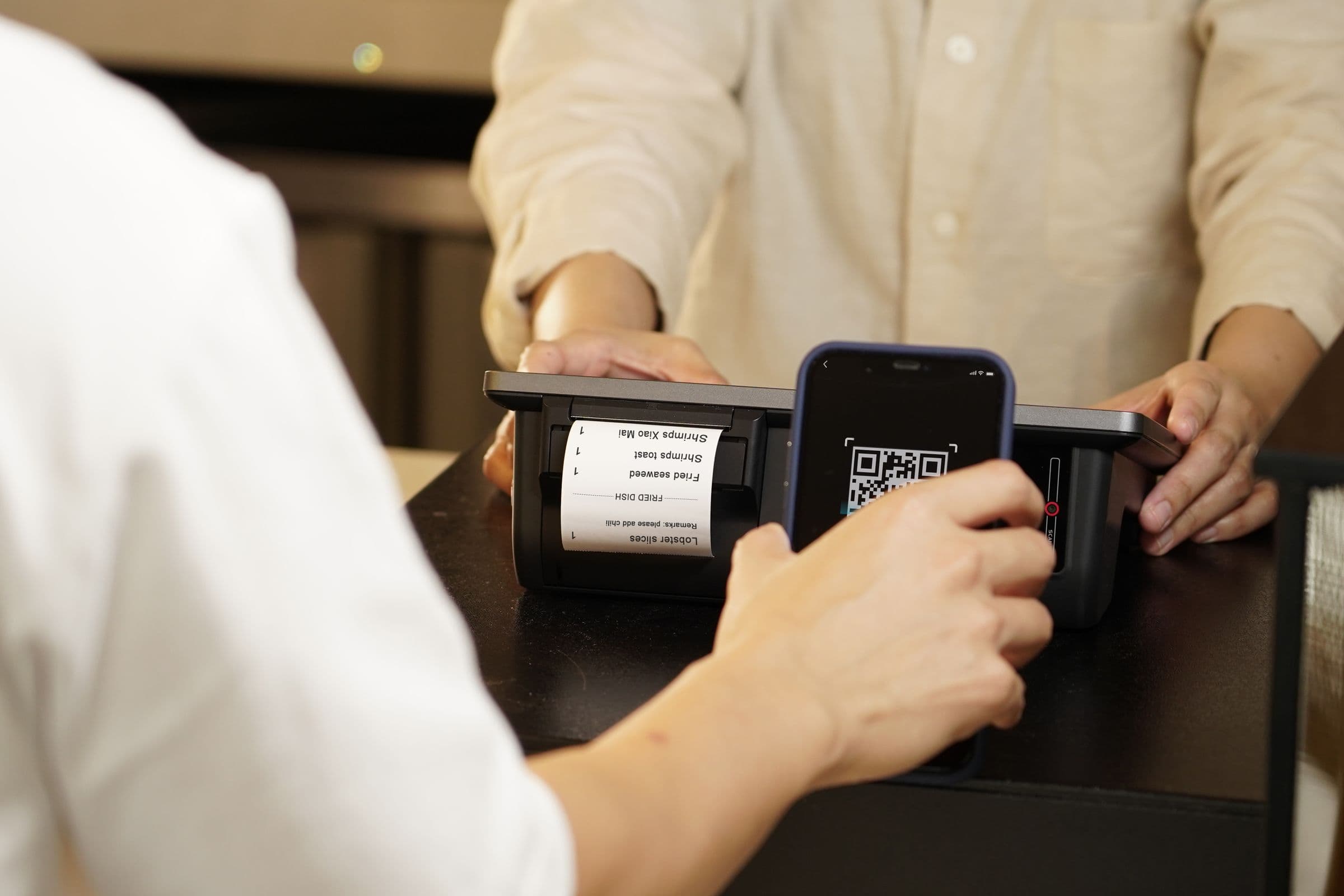 Scanning a QR verification code linked to an electronic invoice